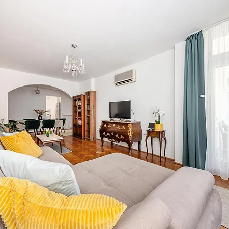 Palazzo Danube - Family - 98 Sqm - Ac - Balcony Apartament
