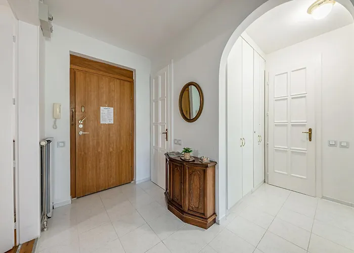 Palazzo Danube - Family - 98 Sqm - Ac - Balcony 아파트
