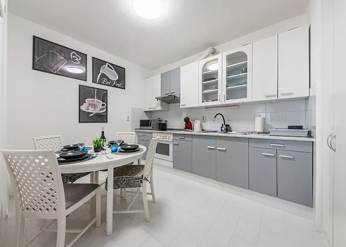 Palazzo Danube - Family - 98 Sqm - Ac - Balcony Apartament *